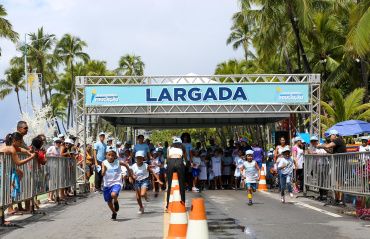 Maratoninha da Educação leva centenas de estudantes à Orla de Maceió