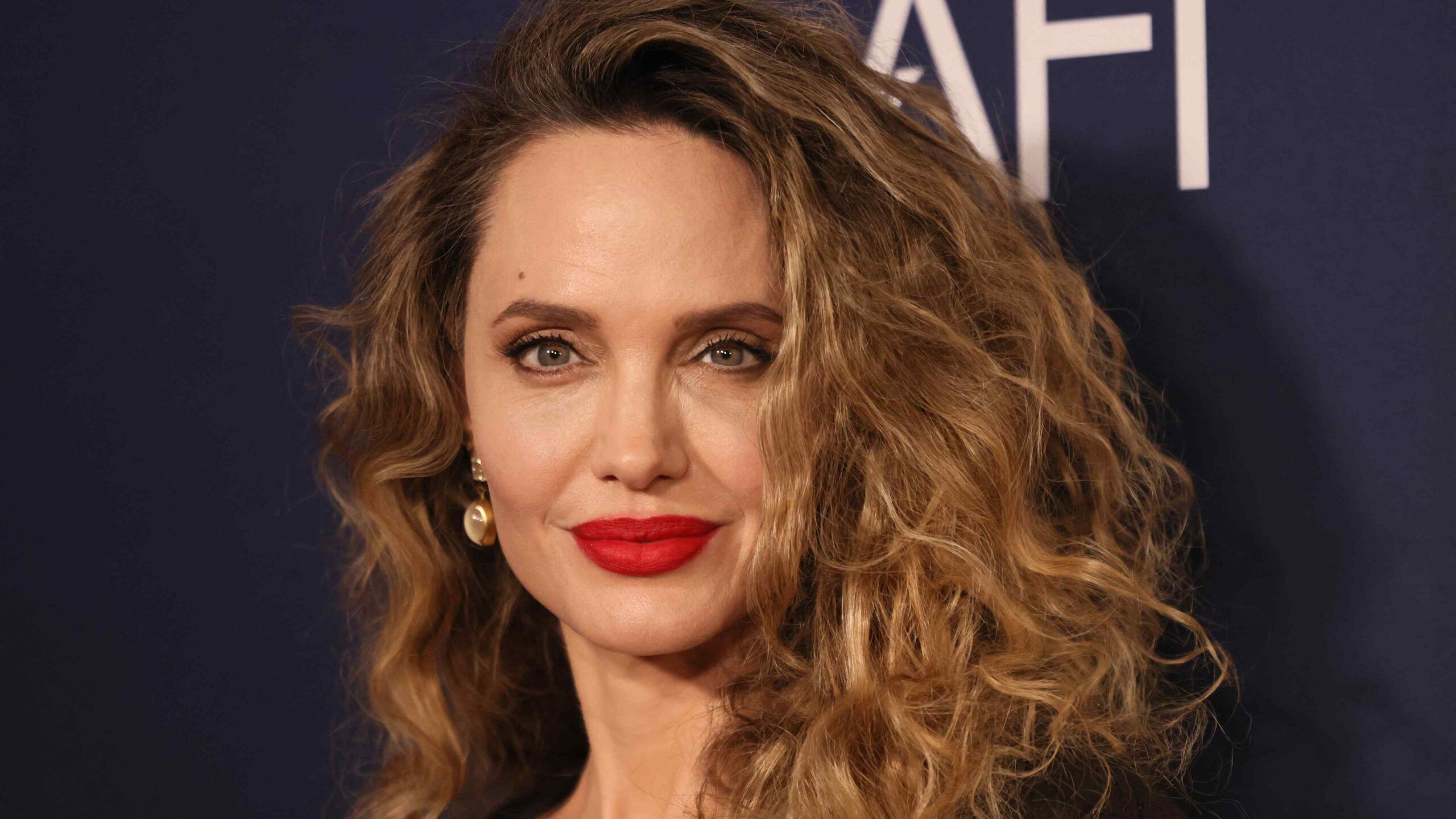 Angelina Jolie surpreende e exibe novo visual na pré-estreia de ‘Maria’