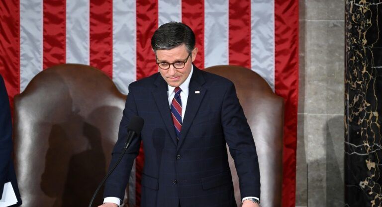 Biden deve renunciar ‘imediatamente’, diz líder republicano no Congresso