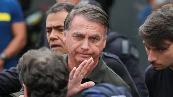 Bolsonaro apresenta melhora e médicos avaliam necessidade de ele seguir internado