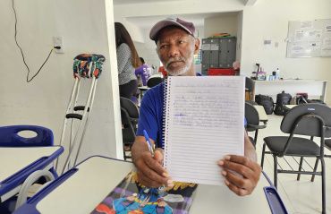 Conheça histórias de vida de alunos que voltaram a estudar para aprender a ler e escrever