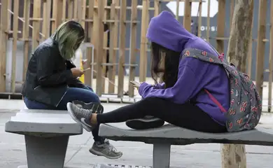 Prefeitura do Rio proíbe uso de celulares em sala de aula e no recreio