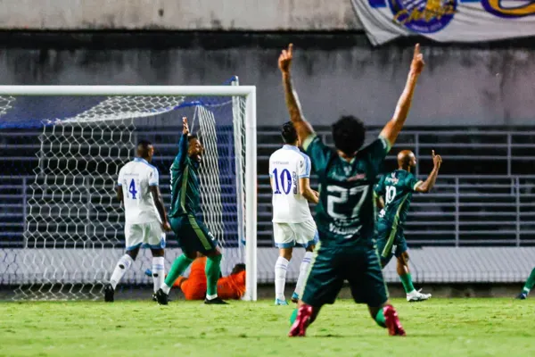 Azulão decepciona a torcida que lotou o Rei Pelé, perde para o Floresta por 2x1 e vê classificação se distanciar 