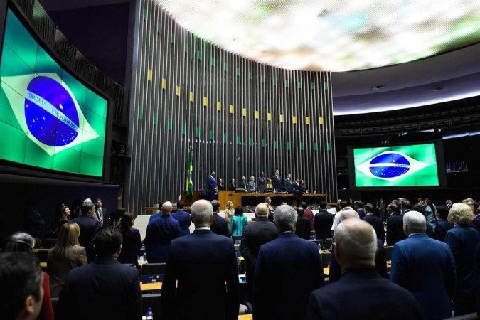 Proposta para acabar com escala 6x1 já conta com mais de 100 assinaturas