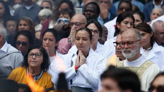 IBGE: número de católicos diminui no Brasil; evangélicos crescem