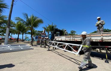 Árvore de Natal começa a ser instalada no estacionamento do Marco dos Corais