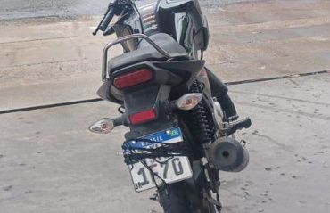 Condutor inabilitado é abordado pelo DMTT após tentativa de ocultar placa na Fernandes Lima