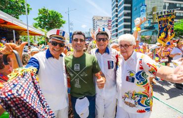 Prefeito JHC prestigia desfile do Pinto da Madrugada