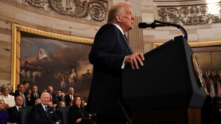 ‘Declínio da América chega ao fim’: Trump faz discurso duro em volta à Casa Branca