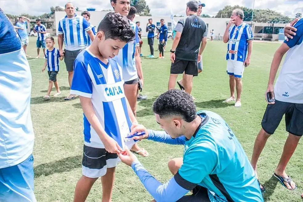 Torcida do CSA incentiva os jogadores no último treino antes da partida decisiva contra o Botafogo-PB