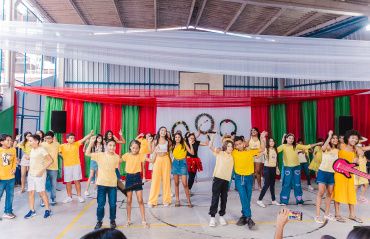 Fim do ano letivo é celebrado com festa natalina em escola municipal
