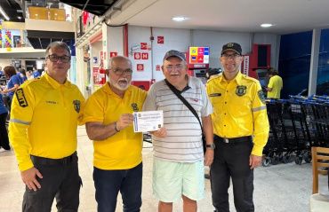 Ação educativa orienta motoristas e facilita emissão de credenciais na Ponta Verde