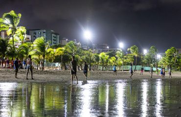 Iluminação na faixa de areia incentiva atividades noturnas nas praias da capital
