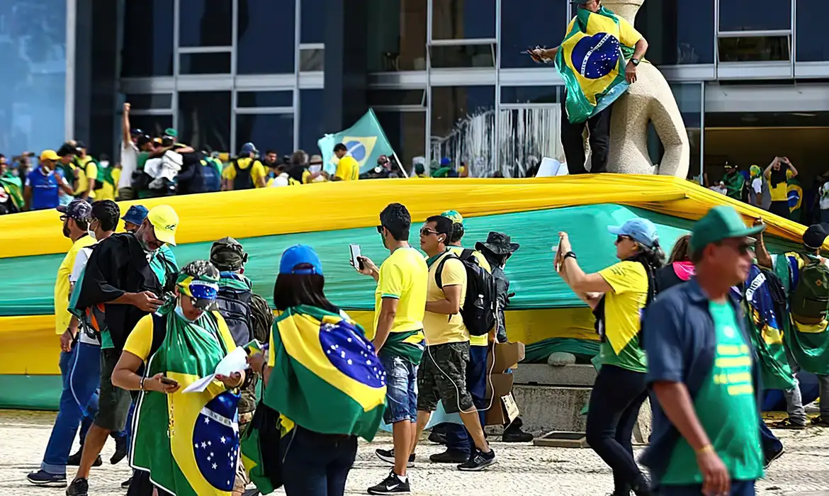 Políticos e jornalistas revivem 8 de janeiro: dia entrou para história