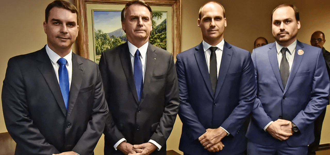 Jair Bolsonaro e filhos deixaram de barco casa alvo de buscas da PF