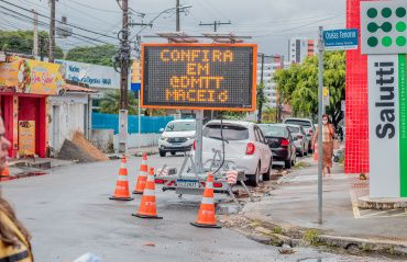 DMTT sinaliza vias interditadas com painéis luminosos