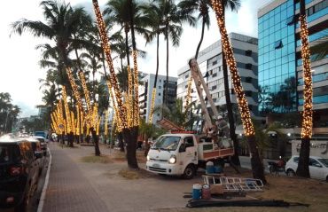 Prefeitura de Maceió inicia instalação e testes da iluminação cênica de fim de ano
