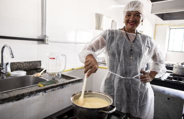 Pessoas em situação de rua participam de oficina culinária