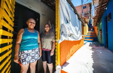 Escadarias renovadas encurtam percursos e facilitam a vida de moradores de grotas