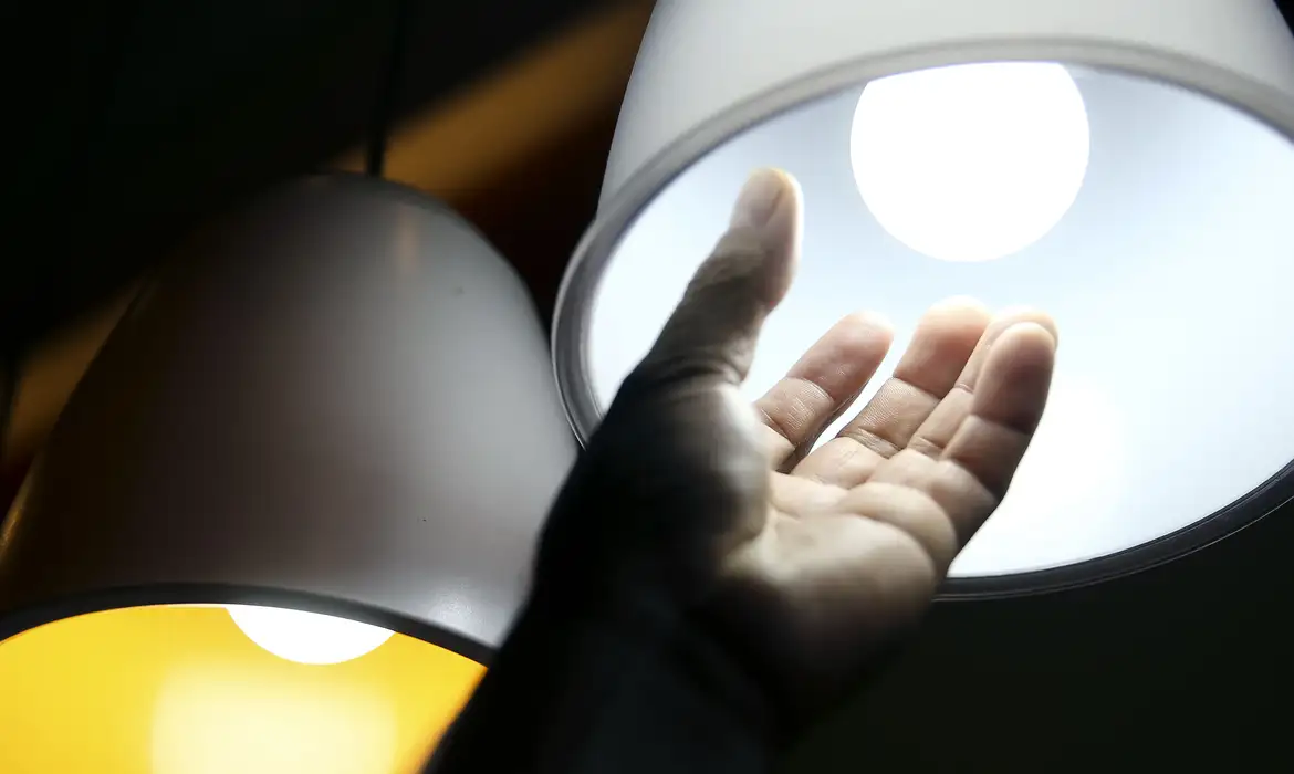 Conta de luz terá bandeira vermelha em junho, anuncia Aneel