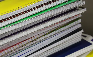 Preços de materiais escolares têm variações de mais de 600% em sites