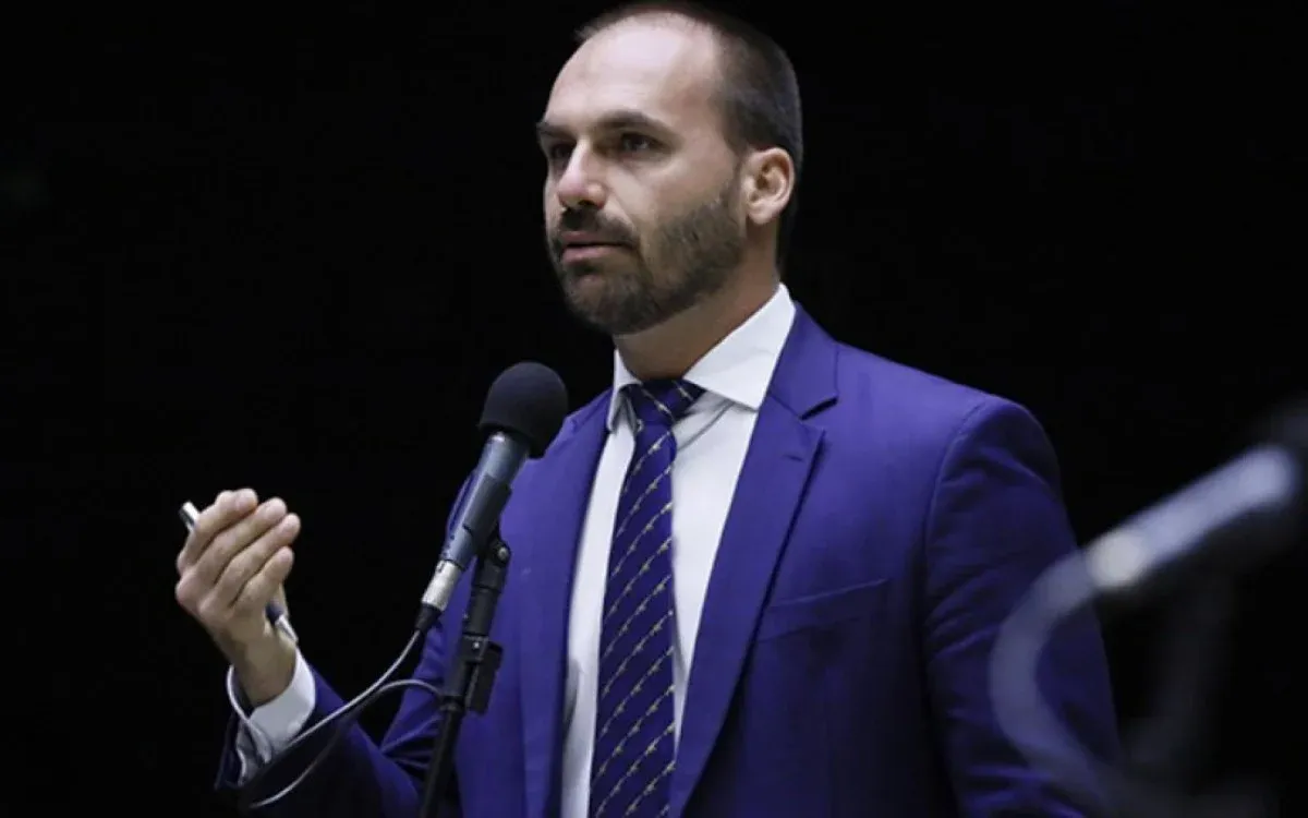 Sindicato processa Eduardo Bolsonaro em R$ 56 mil por chamar PF de 'cachorrinho de Moraes'
