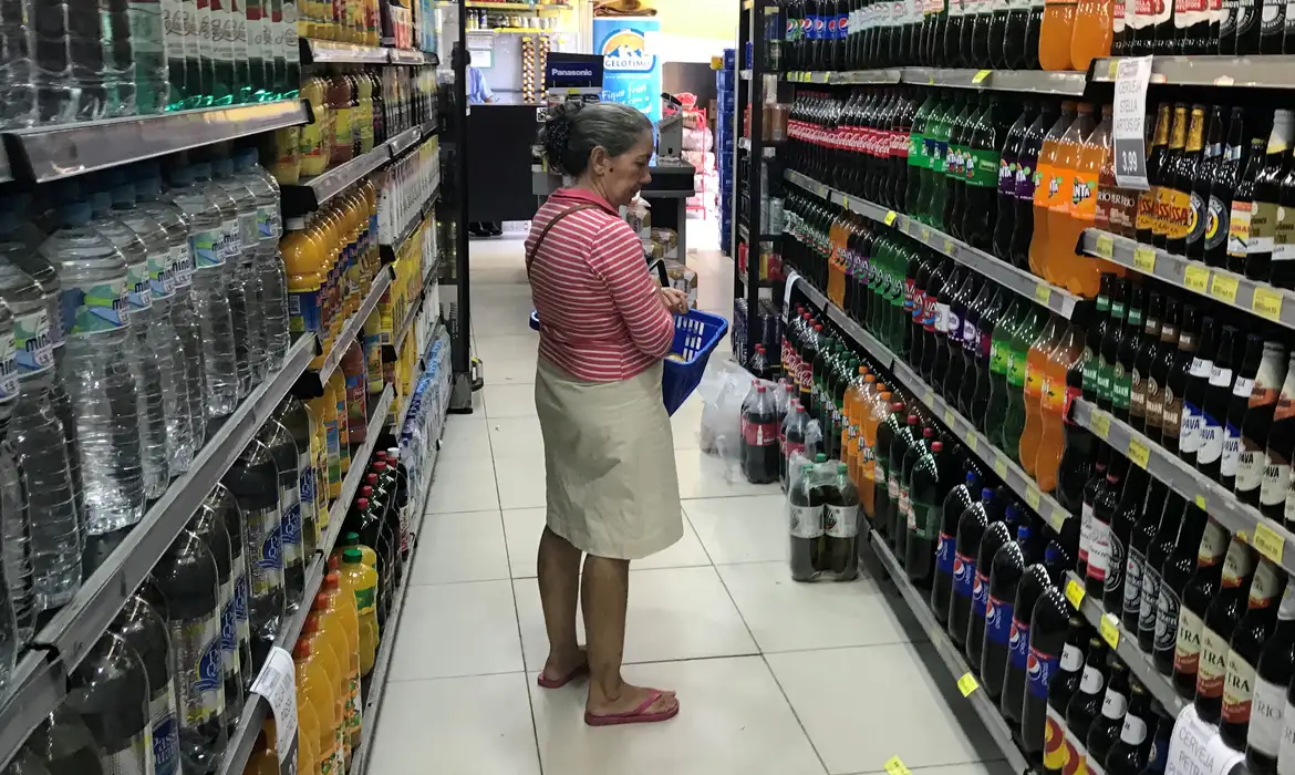 Prévia da inflação oficial de agosto recua 0,14%, diz IBGE
