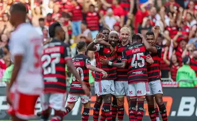 Flamengo vence e tira Inter da briga pelo título brasileiro