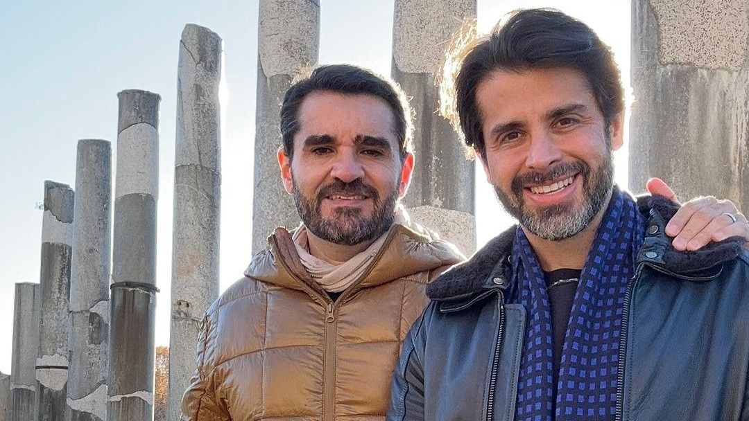 Jornalista da GloboNews, Marcelo Cosme curte lua de mel com marido na Itália