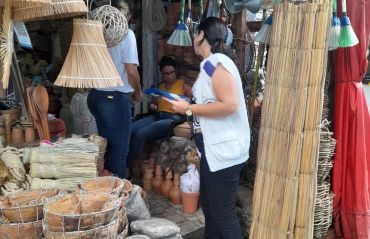 Ação contra a dengue em mercados públicos de Maceió orienta comerciantes e consumidores