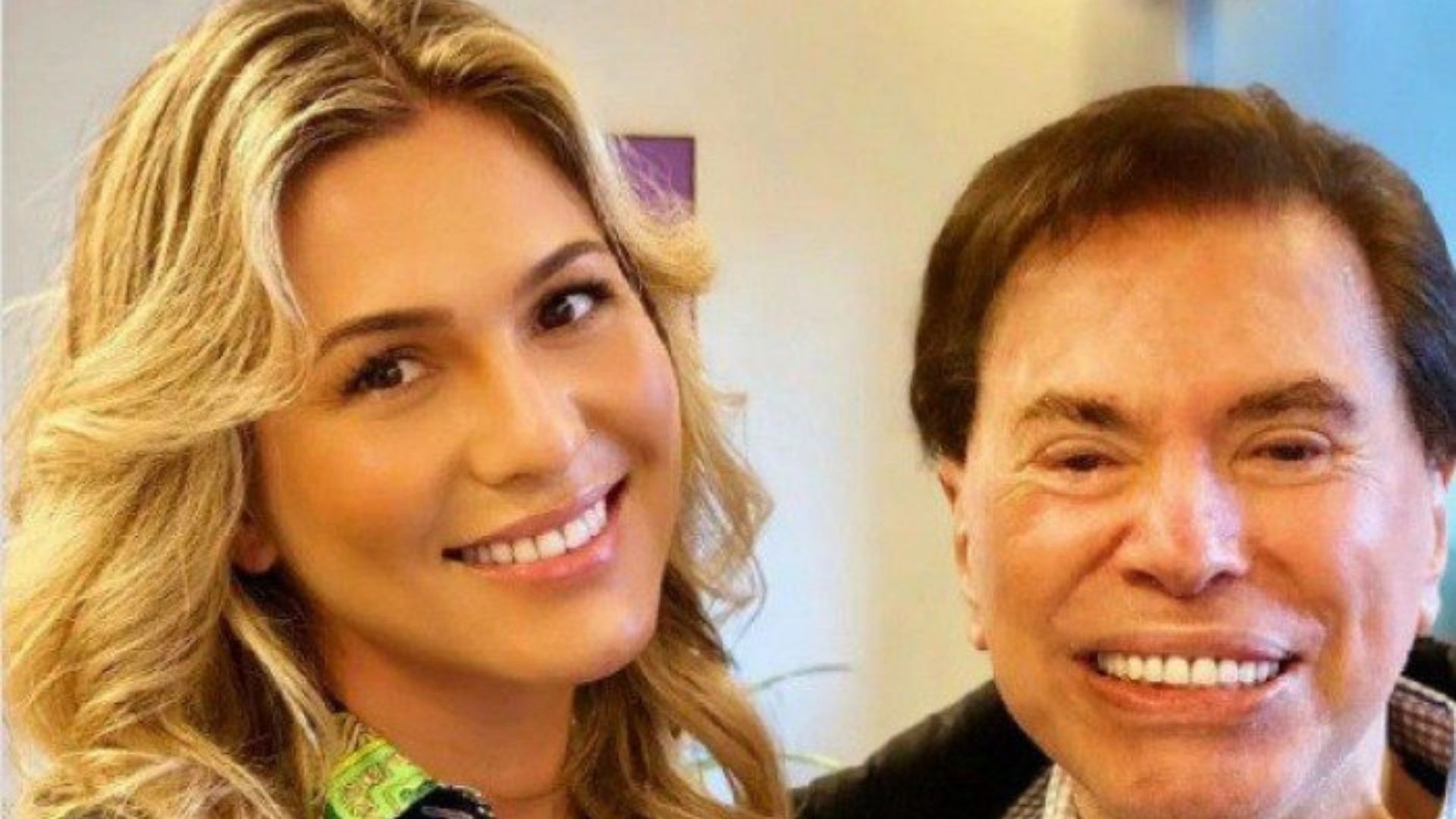 Em ‘treta’ com Sonia Abrão, Lívia Andrade alfineta filhas de Silvio Santos