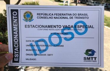 Credenciais de estacionamento para idosos e pessoas com deficiência são emitidas de graça pelo DMTT