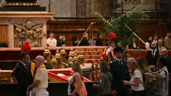 Corpo do papa Francisco é velado na Basílica de São Pedro