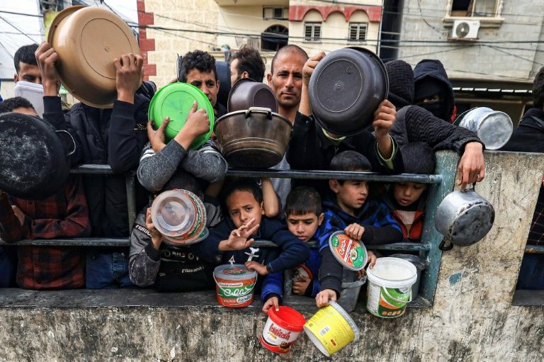Ameaçados pela fome, moradores de Gaza aguardam por pequenas porções de alimentos