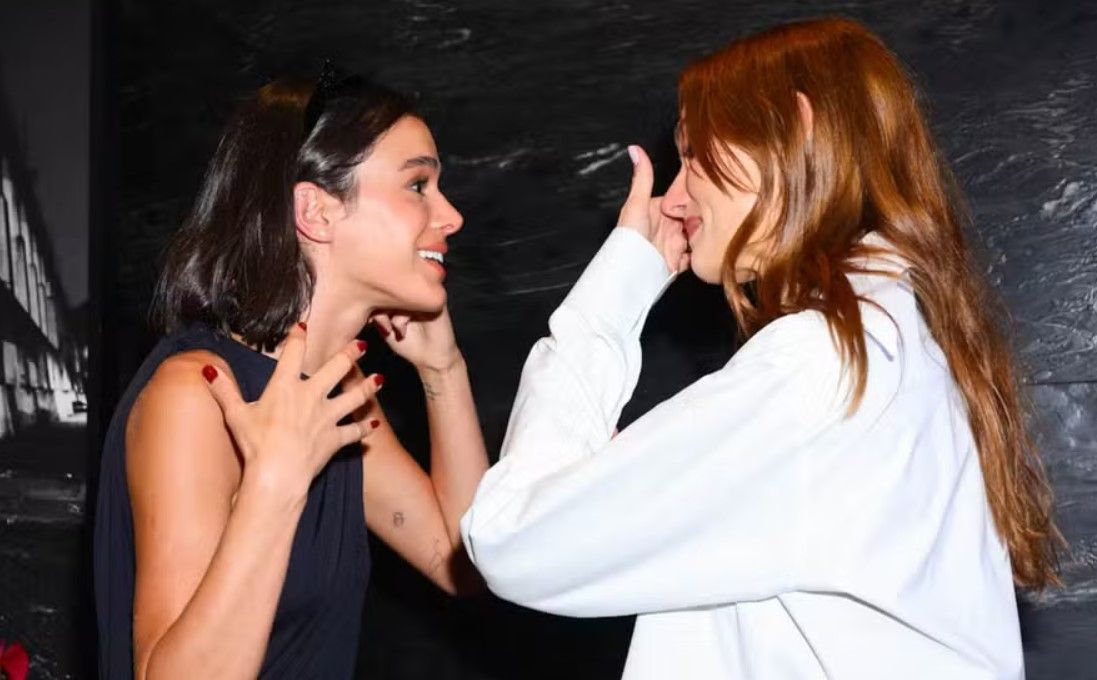 Amigas de infância, Bruna Marquezine prestigia Sasha em estreia de sua marca de roupas