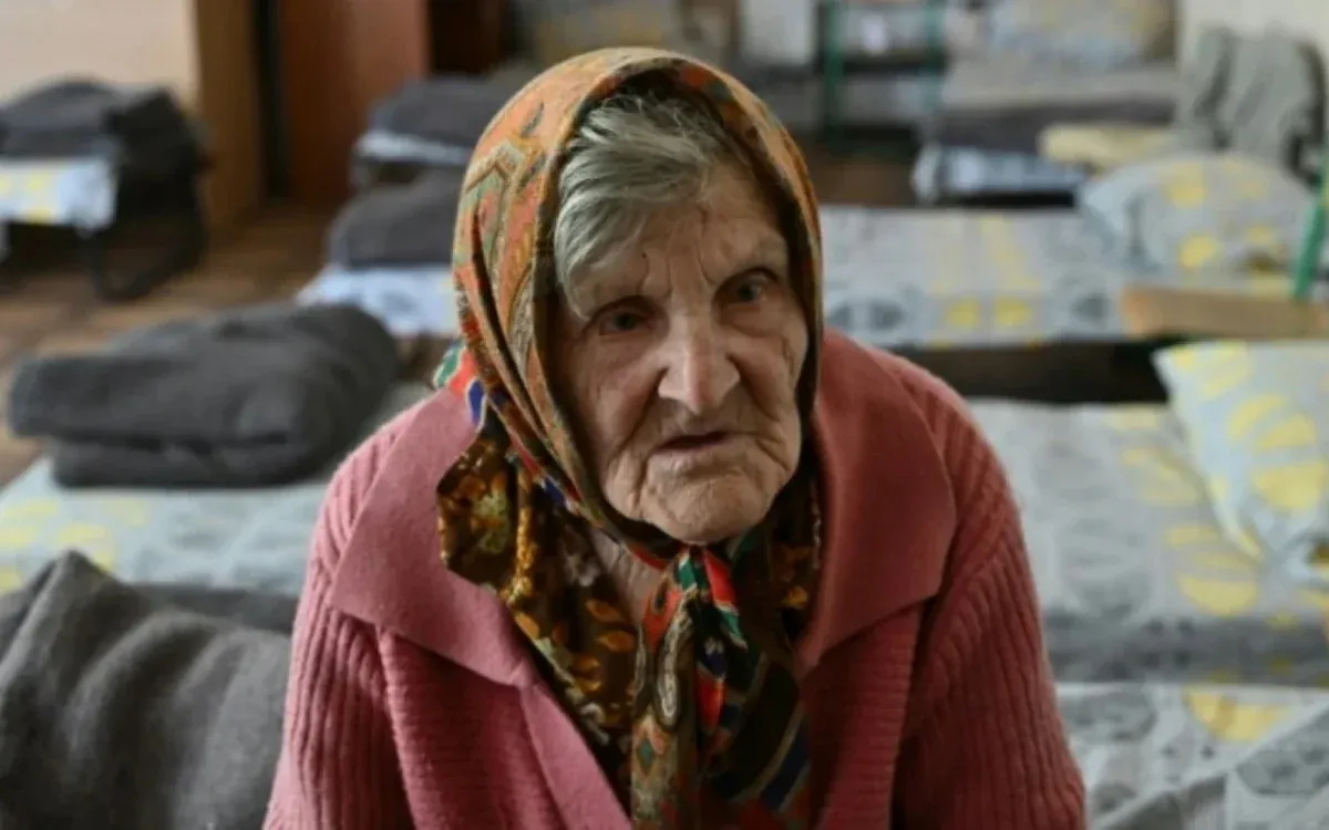 'Caminhei e caminhei', conta uma ucraniana de 97 anos, que fugiu sozinha de sua cidade