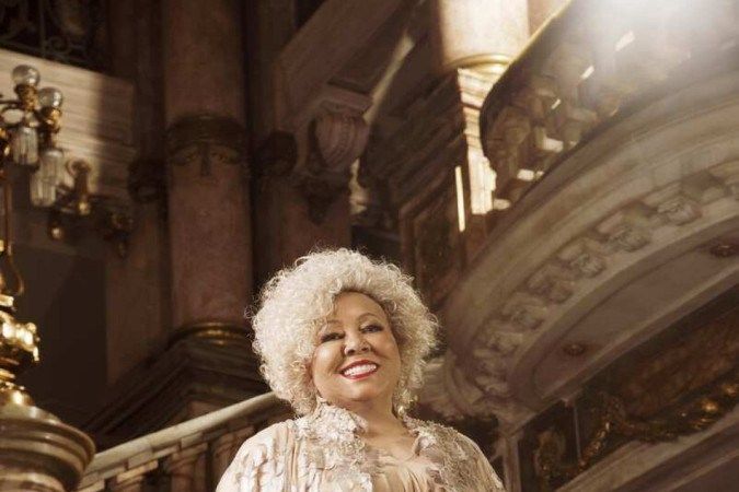 Confira entrevista com Alcione, que celebra 50 anos de carreira