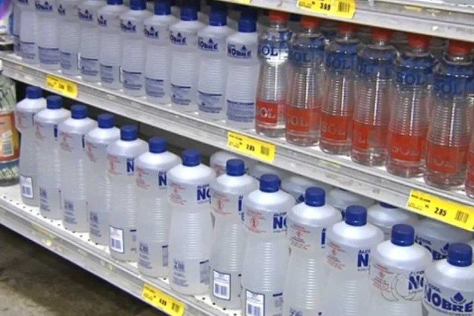 Após 4 anos, Anvisa proíbe comercialização de álcool líquido 70%