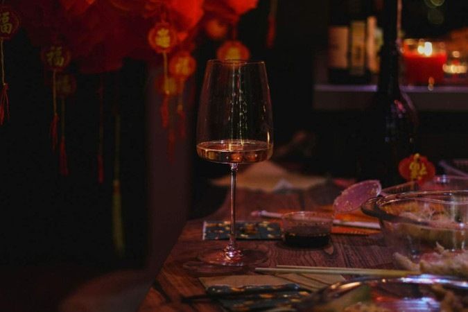 Uma taça de vinho por dia faz bem? Novas pesquisas indicam que não