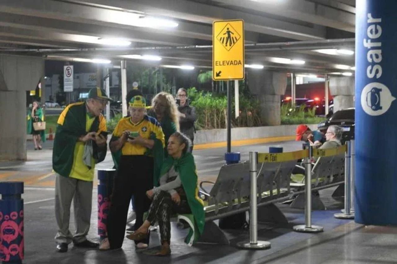 Bolsonaro frustra apoiadores e não aparece em saguão do aeroporto