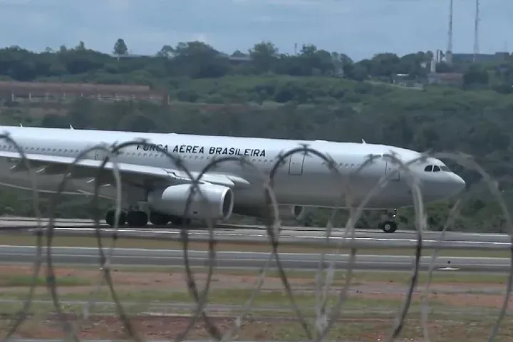FAB abate avião venezuelano que entrou clandestinamente no espaço aéreo do Brasil