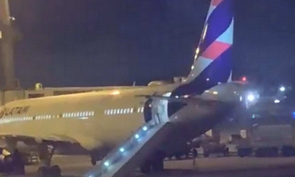 Passageiro abre porta de avião e causa atraso de 4 horas em voo
