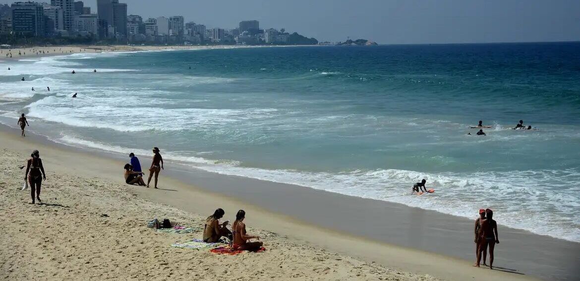 PEC em discussão no Senado pode privatizar praias; entenda