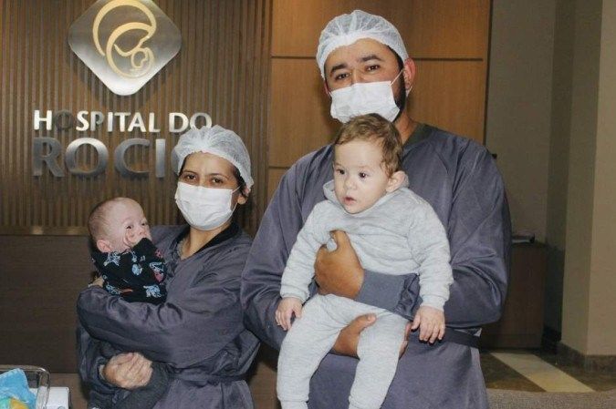 Gêmeos siameses: bebê sobrevive a acidente 5 meses após cirurgia de separação
