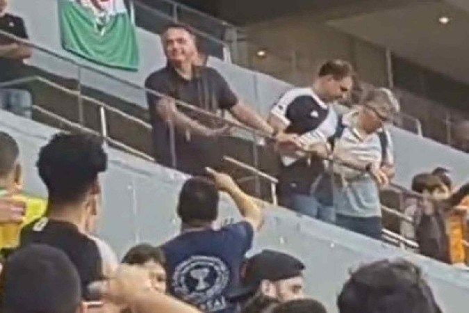 De "mito" a "vai ser preso": Bolsonaro é apoiado e vaiado em jogo de futebol