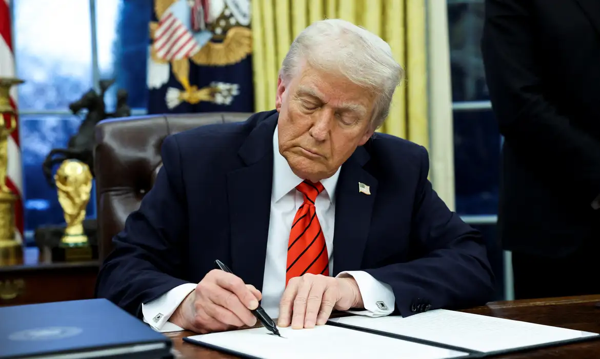 Trump eleva taxação da China para 125% e reduz de 75 países para 10%