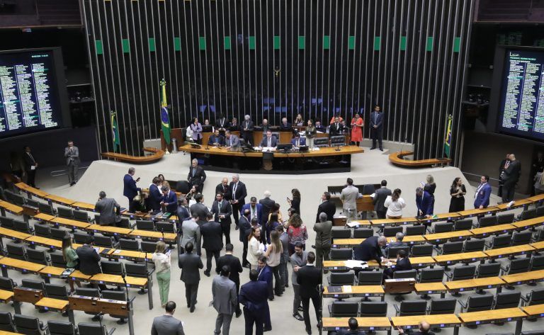 Congresso derruba veto e proíbe saída de presos em datas comemorativas