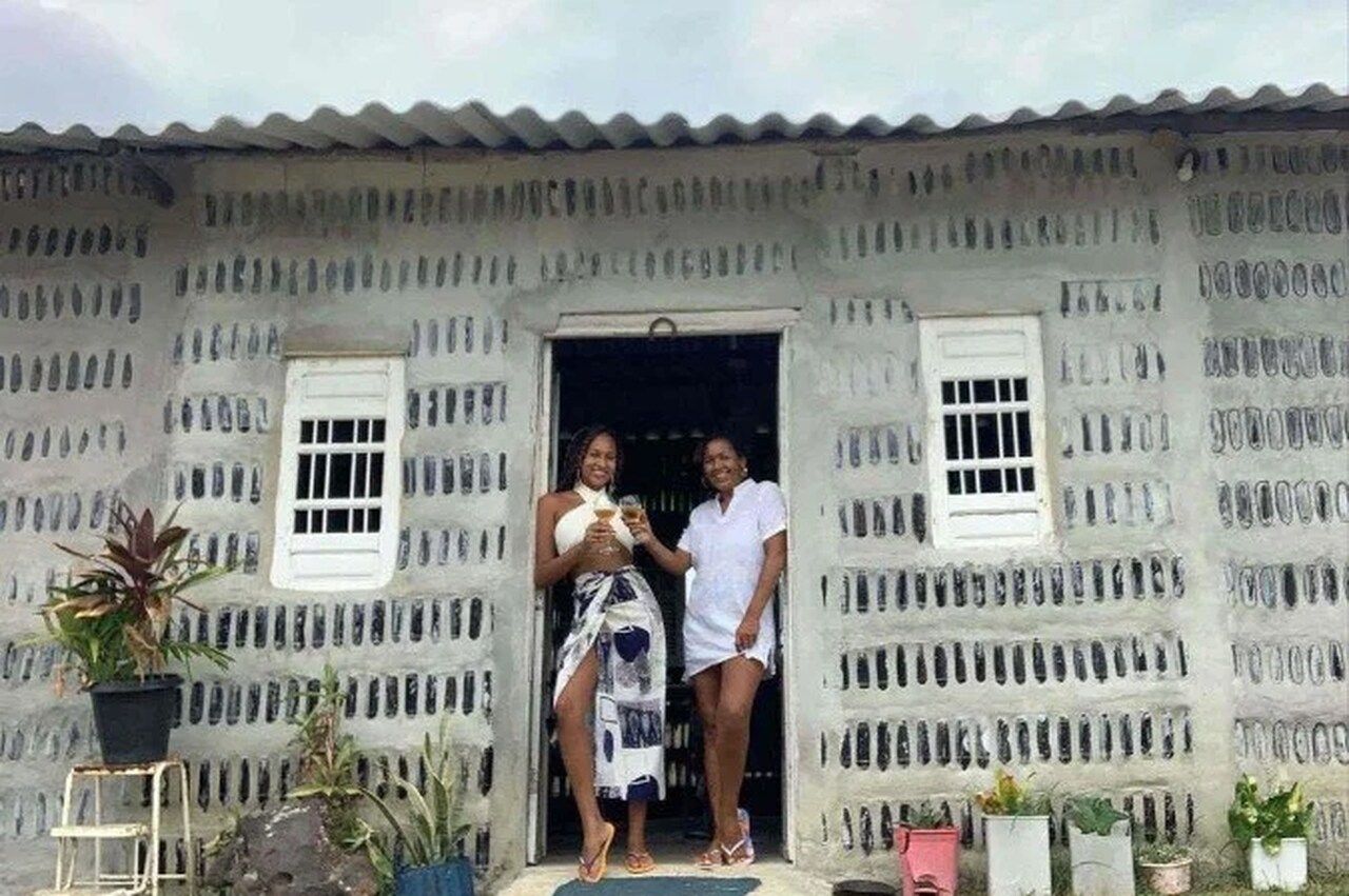 Mãe e filha constroem 1ª casa com garrafas de vidro na vertical do mundo
