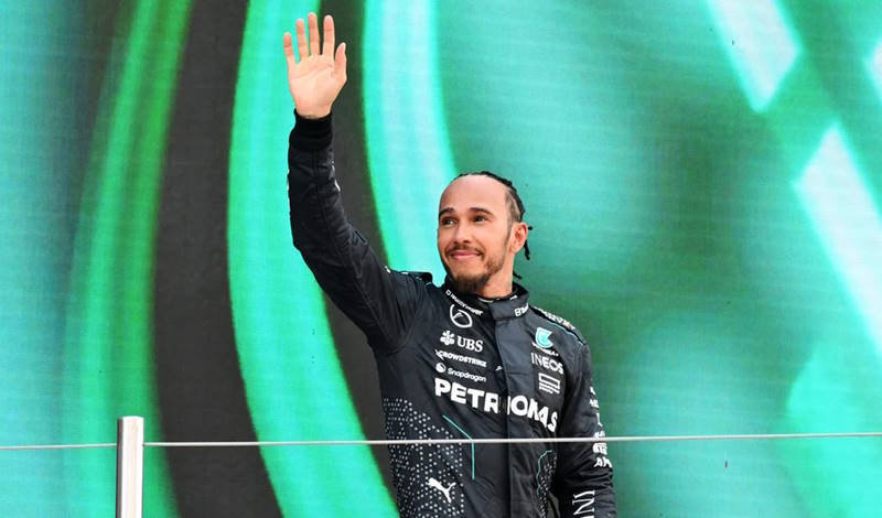 Hamilton supera Verstappen e vence GP da Inglaterra de F1