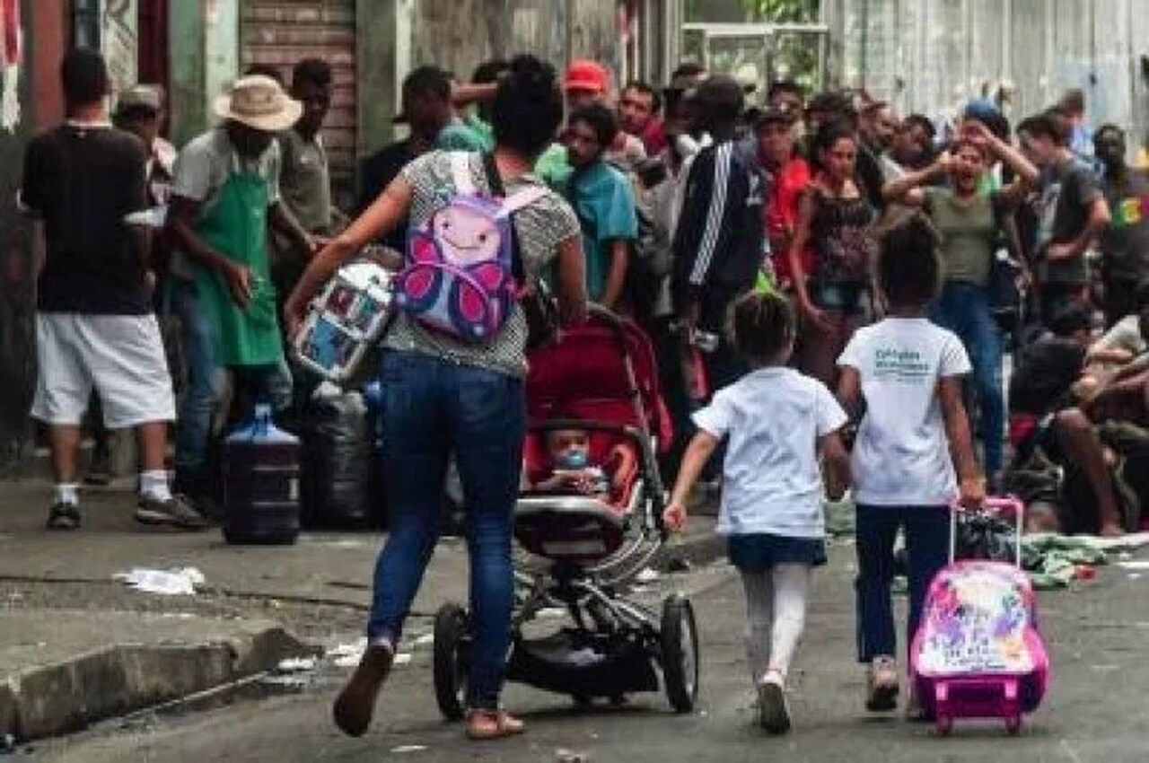 Pais usam apitos e facão para proteger crianças de roubos na Cracolândia
